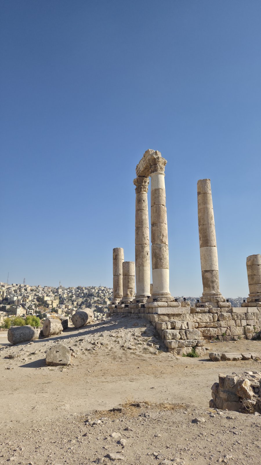 أعمدة هرقل في قلعة عمان